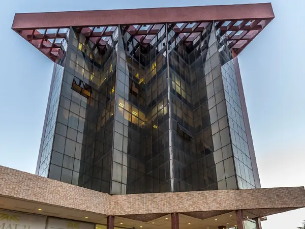 Fachada envidraçada do Empresarial Candelária